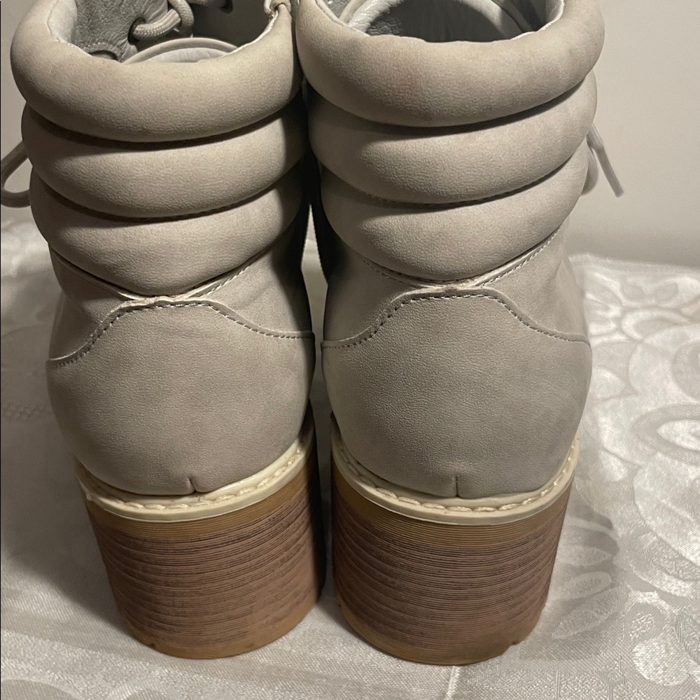 Boots - Picture 3 of 6